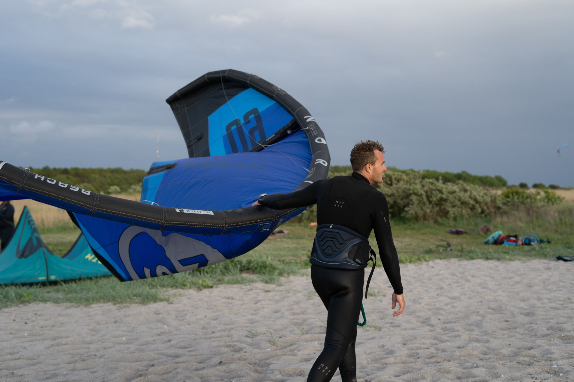 Kitesurf instruktør hjælper nye kitesurfere med at launche drager, så de kan komme sikkert på vandet. 