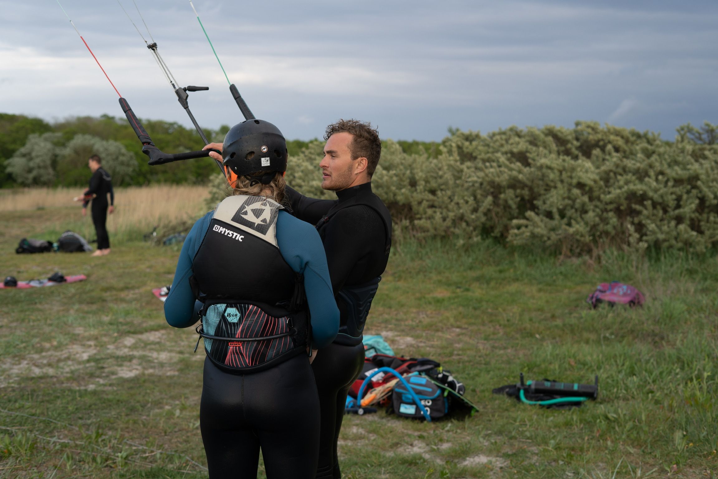 Instruktør med en ny kitesurfer - Sydvestpynten på Amager, København