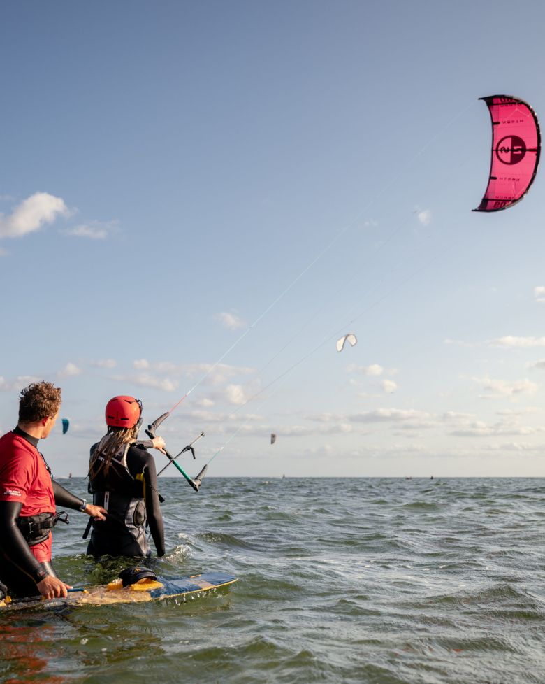 Kitesurf kursus ude i vandet - 1 kitesurf instruktør og 1 kitesurf kursist