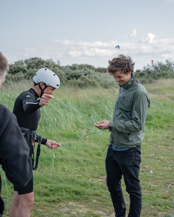 Danmarks dygtigste kitesurfer får hjælp til at sætte liner på sin dragen på Amager. 
