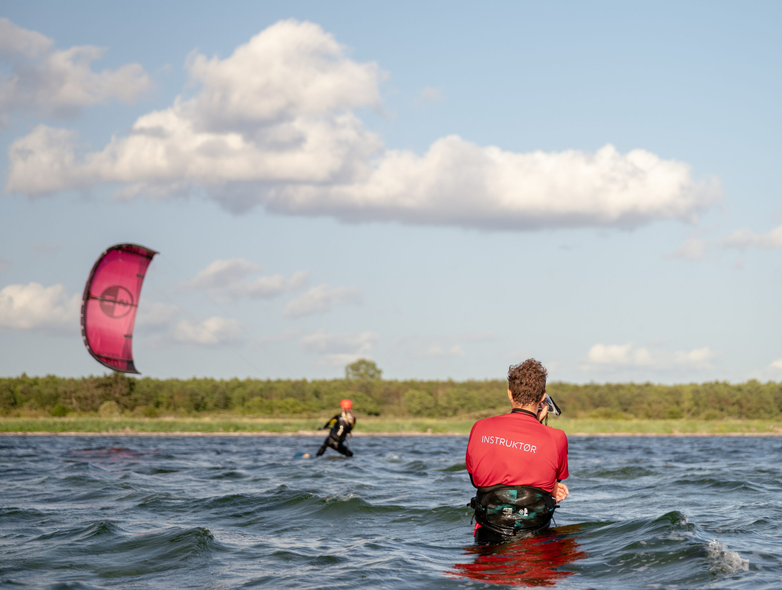 Kitesurf-instruktør på vandet under undervisning